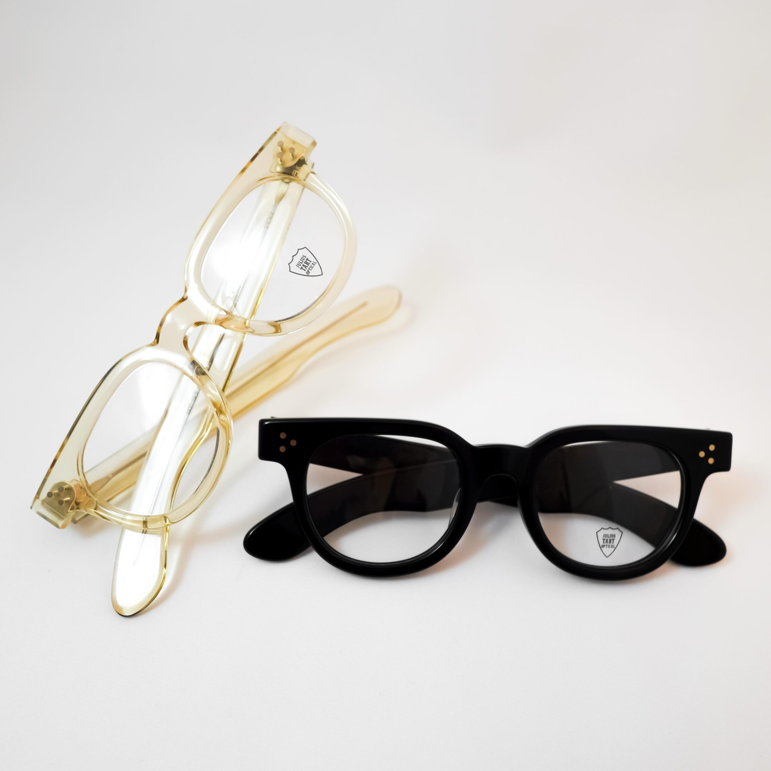 【JULIUS TART OPTICAL - FDR】
brand : JULIUS TART OPTICAL
model : FDR
color : Black, Champagne
JULIUS TART OPTICALより、ヴィンテージの名作を復刻した定番、「FDR」をご紹介いたします。
モデル名の由来はアメリカ第32代大統領、「フランクリン・デラノ・ルーズベルト」のイニシャルに由来するとされています。
当店入荷のカラーはお使いいただきやすいブラックと、全てがクリアのシャンパンをご用意しております。
太く存在感のあるフレーム、丸みと直線のデザインの両立、ヴィンテージの文脈を感じさせる3点のカシメ鋲など、個性的にも、アメカジにも、クラシックにも全てのスタイルで関連性がありお使いいただきやすいモデルです。
サイズとしましては、ブラックが48-22、シャンパンが46-22で、どちらも存在感を強固にしてくれる使い勝手のいいサイズでございます。
ぜひ店頭にてご覧ください。
shop data
::: ボズュー麻布 :::
最寄り駅 麻布十番駅
5b出口から徒歩約1分
住所 106-0045
東京都港区麻布十番1-10-12須田ビル 1F
03-6230-9983
azabu@beauxyeux.jp
Introducing the FDR by JULIUS TART OPTICAL, a signature model that faithfully revives a vintage classic.
The model’s name is said to derive from the initials of Franklin Delano Roosevelt, the 32nd President of the United States.
We currently have two colors available in store: Black, a versatile choice for everyday wear, and Champagne, featuring a fully transparent finish.
With its bold, substantial frame, a distinctive balance of rounded curves and clean, straight lines, and three-point rivet detailing that evokes its vintage heritage, the FDR is a versatile model that complements a wide range of styles. Whether your look leans toward something more individualistic, American casual, or classic, it fits effortlessly into each aesthetic.
As for sizing, the Black is available in 48-22, while the Champagne comes in 46-22. Both sizes offer a well-balanced fit while emphasizing the frame’s bold, distinctive presence.
We invite you to visit our store and experience the FDR in person.
Shop Information
::: Beauxyeux Azabu :::
Nearest Station: Azabu-Juban Station
Approximately 1-minute walk from Exit 5b
Address: 1F Suda Building, 1-10-12 Azabu-Juban, Minato-ku, Tokyo 106-0045
03-6230-9983
azabu@beauxyeux.jp
ボズュー麻布
@beauxyeux_jiyugaoka