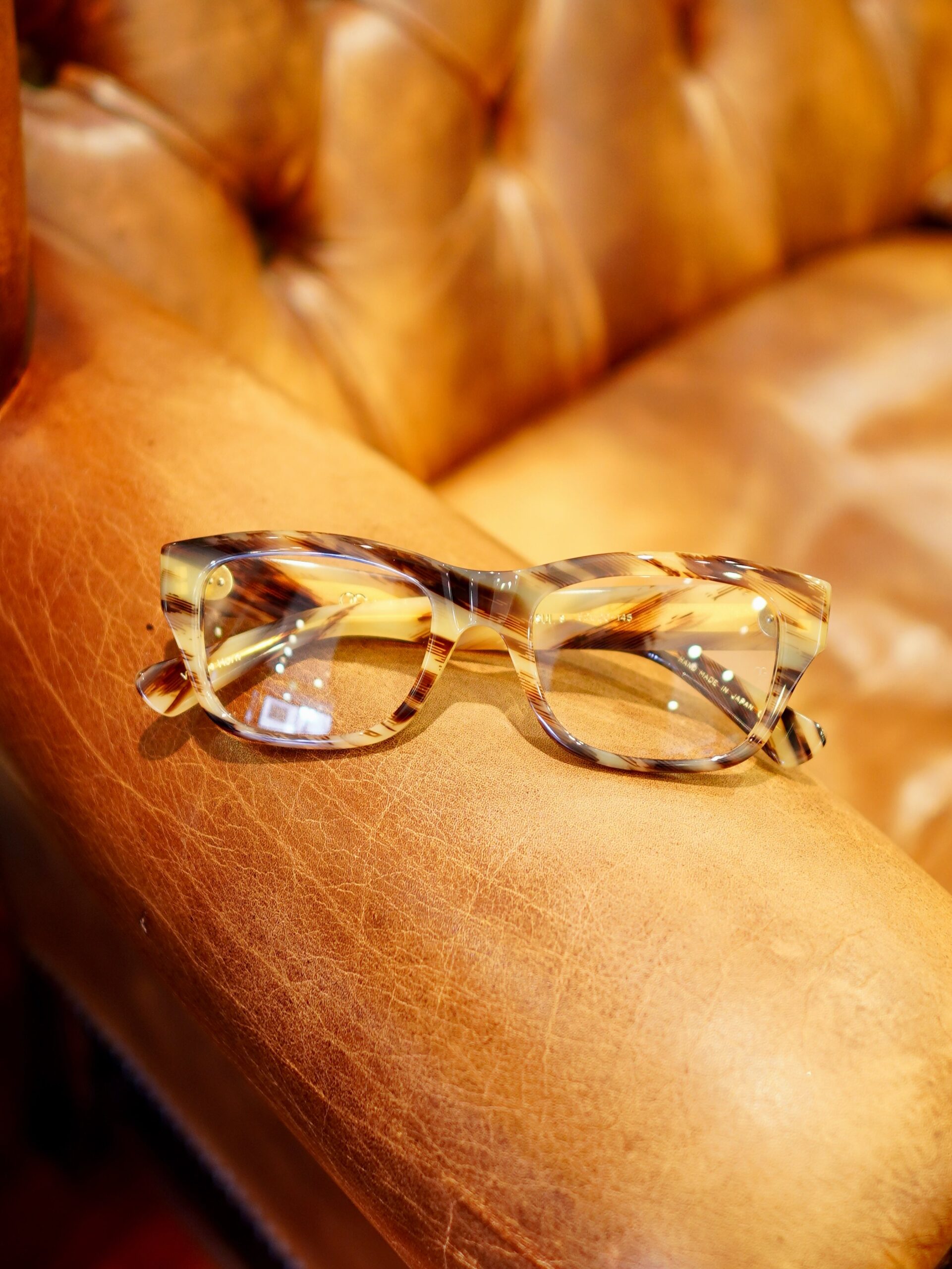 brand: OLIVER GOLD SMITH
model:CONSUL-s
col:Vintage Horn

OLIVERGOLD SMITHの人気モデル【CONSUL-s】の新色が入荷しました！

OLIVERGOLD SMITHのクラシックさにマッチするバッファローホーンの素材に似た美しい生地です。

柄の入りも綺麗な個体です！
是非店頭にてお試しくださいませ。

︎shop data︎
最寄り駅 自由が丘
正面口出口から歩いて約５分です。
住所 152-0035
東京都目黒区自由が丘1-16-13ヒルズ自由が丘1F
︎03-5731-6612
info＠beauxyeux.jp

︎ shop information︎
SHOP beauxyeux Jiyugaoka
ZIPCODE 152-0035
1F Hills Jiyugaoka 1-16-13
Jiyugaoka Meguro-ku Tokyo JAPAN
︎+81-35731-6612
info@beauxyeux.jp

@beauxyeux_azabu
@olivergoldsmithsunglasses