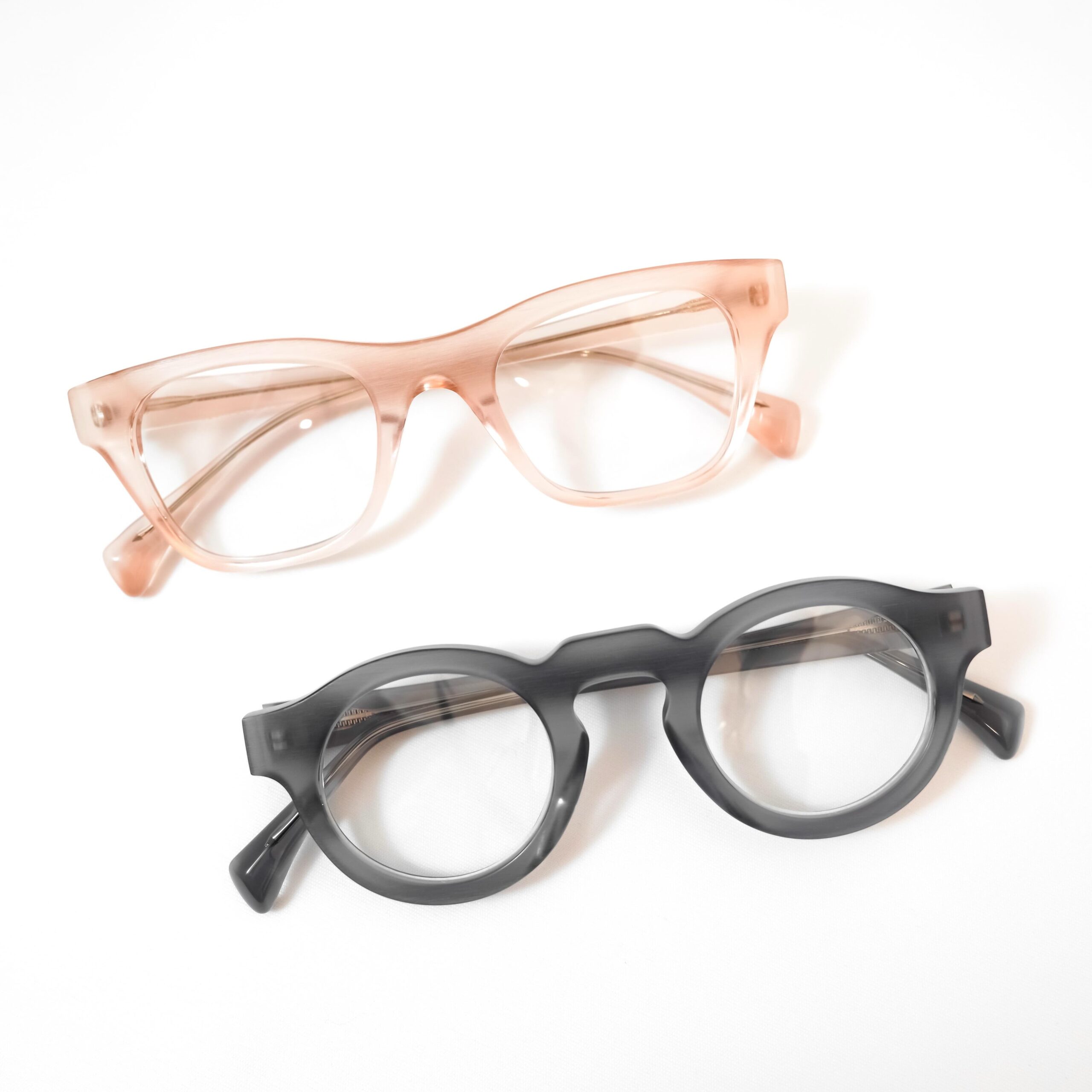 【JACQUES DURAND - 「106」, 「101」 マットカスタムオーダー】

brand : JACQUES DURAND
model : 106,101(マットカスタムオーダー)
color : 106:151、101:137

JACQUES DURAND（ジャックデュラン）より、人気モデル「106（col.151）」と「101（col.137）」のマットカスタムオーダーをご紹介いたします。

ブランドならではの無駄を削ぎ落としたミニマルなデザインと、独特の存在感を放つフォルム。
その魅力を、マット仕上げによってさらに引き立てた特別な仕様です。

■ マットカスタムオーダーとは？

通常のフレームとは異なり、表面の光沢を抑えたマットな質感に仕上げるカスタムオーダーです。

艶を抑えることで、落ち着きのある上品な印象が生まれ、フレームの造形やカラーの表情をより繊細にお楽しみいただけます。

また、光沢のある仕上げとは異なる、控えめながらも奥行きのある存在感も魅力のひとつです。

■ 今回のカスタムモデル

・106（col.151）
・101（col.137）

モデルそれぞれの個性を活かしながら、マットならではの質感によって、より洗練された雰囲気に。

シンプルでありながら細部にまでこだわりたい方や、日々の装いにさりげない個性を加えたい方にもおすすめです。

通常の艶のある仕上げとはひと味違う、JACQUES DURAND.の魅力をぜひお楽しみください。

shop data 
::: ボズュー麻布 :::
最寄り駅 麻布十番駅
5b出口から徒歩約1分
住所 106-0045
東京都港区麻布十番1-10-12須田ビル 1F
03-6230-9983
azabu@beauxyeux.jp 

Introducing special matte custom-order editions of two popular models from JACQUES DURAND. — 106 (col.151) and 101 (col.137).

Known for its minimalist design and distinctive silhouettes, JACQUES DURAND. brings out a new expression of its signature style through a refined matte finish.

■ What Is a Matte Custom Order?

Unlike the standard glossy finish, this custom option reduces surface shine to create a subtle, sophisticated matte texture.

The understated finish enhances the beauty of each frame’s shape and color, creating a calm elegance with a distinctive sense of depth.

■ Featured Models

・106 (col.151)
・101 (col.137)

Each model retains its unique character, while the matte finish adds a more refined and sophisticated touch.

Perfect for those who appreciate minimalist design with thoughtful attention to detail, or wish to add a subtle touch of individuality to their everyday style.

Discover a different side of JACQUES DURAND. with these special matte custom-order editions, offering a distinctive alternative to the classic glossy finish.

Shop Information 
::: Beauxyeux Azabu :::
Nearest Station: Azabu-Juban Station
Approximately 1-minute walk from Exit 5b
Address: 1F Suda Building, 1-10-12 Azabu-Juban, Minato-ku, Tokyo 106-0045
03-6230-9983
azabu@beauxyeux.jp



@beauxyeux_jiyugaoka