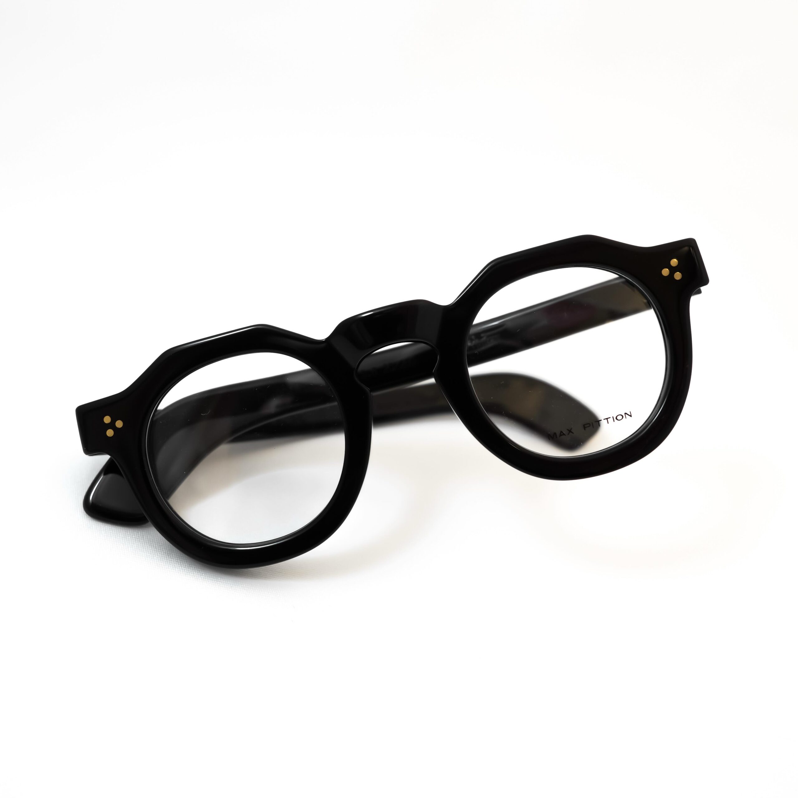 【MAX PITTION - HUGO 再入荷】
brand : MAX PITTION
model : HUGO
color : Piano Black
MAX PITTIONより、フレンチアイウェアの王道、クラウンパントシェイプの【HUGO】が再入荷いたしました。
カラーは使いやすいピアノブラック、サイズは44-28の標準サイズとなっております。
︎クラウンパントとは
丸みを帯びたボストン型をベースに、上部を王冠のような直線と角で構成した形。クラシックでありながら、知的で少し無骨な印象があります。
HUGOは、ブランドのコレクションのなかでも特に厚い約8mmのアセテート生地を使用したモデルです。
正面の輪郭だけでなく、斜めや横から見たときのボリュームも魅力です。
蝶番には真鍮が採用されており、錆びによる経年変化を楽しんでいただける点もポイントです。
・太めのセルフレームが好き
・フレンチヴィンテージやクラシックな服が好き
・眼鏡をファッションの主役にしたい
・シンプルな服装にアクセントを加えたい
・直線と曲線が共存する独特のデザインが好き
などの方におすすめのモデルです。
ぜひ店頭にてご覧ください。
shop data
::: ボズュー麻布 :::
最寄り駅 麻布十番駅
5b出口から徒歩約1分
住所 106-0045
東京都港区麻布十番1-10-12須田ビル 1F
03-6230-9983
azabu@beauxyeux.jp
The iconic French eyewear silhouette, the crown panto, is back in stock at MAX PITTION with the HUGO.
Available in versatile Piano Black, in the standard size of 44-28.
︎ What is a Crown Panto?
Combining the rounded shape of a Boston frame with a crown-like angular upper line, the crown panto offers a classic yet intellectual look with a touch of rugged character.
The HUGO features approximately 8mm-thick acetate, making it one of the boldest frames in the brand’s collection. Its appeal lies not only in its strong front profile but also in the impressive volume and depth seen from the side.
The brass hinges are another distinctive detail, developing a unique patina over time that adds character to the frame.
The HUGO is perfect for those who appreciate:
・ Bold, thick acetate frames
・ French vintage eyewear and classic style
・ Glasses that make a statement
・ Distinctive designs balancing straight lines and soft curves
A timeless yet distinctive frame that adds character to any look.
We invite you to discover the HUGO in store.
Shop Information
::: Beauxyeux Azabu :::
Nearest Station: Azabu-Juban Station
Approximately 1-minute walk from Exit 5b
Address: 1F Suda Building, 1-10-12 Azabu-Juban, Minato-ku, Tokyo 106-0045
03-6230-9983
azabu@beauxyeux.jp
@beauxyeux_jiyugaoka