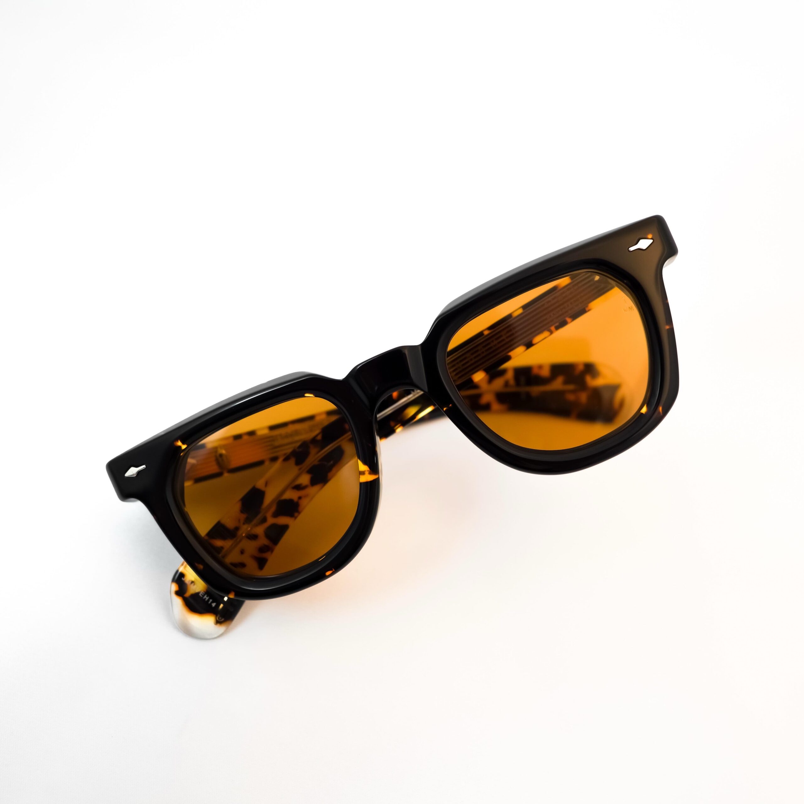 【JACQUES MARIE MAGE - VENDOME 新色入荷】
brand : JACQUES MARIE MAGE
model : VENDOME
color : Tokyo
JACQUES MARIE MAGEより、人気モデル【VENDOME】の新色、【Tokyo】が入荷いたしました。
フランス・パリのヴァンドーム広場にその名を由来するこのモデルは、伝統的なウェリントンシェイプをベースに、直線的なブローラインと大胆なベベルカットを組み合わせた、力強くも洗練されたデザインが魅力です。
今回入荷したカラーは以前他モデルでもご紹介いたしました、【Tokyo】。
江戸鼈甲の文化から着想を得た、イエローを基調とする美しい鼈甲柄。
光の入り方によって表情を変える色彩と、アセテートならではの深みが、フレームに豊かな奥行きをもたらします。
ボリュームのあるフロントに、存在感のあるパドル型テンプル。
さらに、細部にまでこだわり抜かれたカッティングとメタルパーツが、JMMならではの彫刻的な美しさを際立たせます。
単なるクラシックにとどまらない、掛ける人の個性とスタイルを引き立てるアイウェアです。
ぜひ店頭にてご覧ください。
shop data
::: ボズュー麻布 :::
最寄り駅 麻布十番駅
5b出口から徒歩約1分
住所 106-0045
東京都港区麻布十番1-10-12須田ビル 1F
03-6230-9983
azabu@beauxyeux.jp
JACQUES MARIE MAGE’s popular VENDOME model has arrived in a new color: TOKYO.
Named after Place Vendôme in Paris, VENDOME combines a classic Wellington silhouette with a bold brow line and sculptural beveling, creating a look that is both powerful and refined.
Inspired by traditional Edo tortoiseshell, TOKYO features a beautiful yellow-based pattern that shifts with the light, revealing the rich depth of the acetate.
The bold front, distinctive paddle-shaped temples, and meticulously crafted metal details showcase JMM’s signature sculptural design and exceptional craftsmanship.
More than a classic, VENDOME is a statement piece that brings out the individuality of its wearer.
Discover the new VENDOME in TOKYO in store.
Shop Information
::: Beauxyeux Azabu :::
Nearest Station: Azabu-Juban Station
Approximately 1-minute walk from Exit 5b
Address: 1F Suda Building, 1-10-12 Azabu-Juban, Minato-ku, Tokyo 106-0045
03-6230-9983
azabu@beauxyeux.jp
@beauxyeux_jiyugaoka