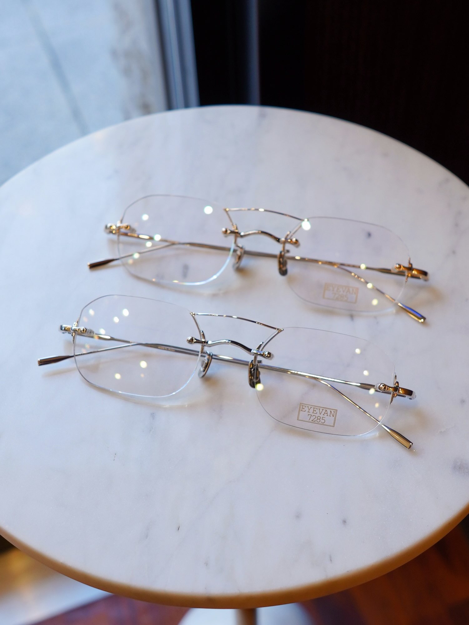 brand: EYEVAN7285
model:1296-1
col:800,902
最高峰のドレスウォッチからインスパイアされた「1096」の系譜を組んだツーブリッジのリムレスフレーム。
ツーブリッジ部分のパーツは取り外せる仕様となっており、シングルブリッジでの着用も可能とする2WAY構造。
ヨロイ、テンプルなど各パーツのディテールは、それぞれ時計本体のケース、ダイアルなどからフォルムをサンプリング。
その時計が持つエッジの立った意匠を再現するために、メッキ毎にガラ入れや手作業による研磨の時間を設定し、異常なほど入念に形を作り上げたモデルとなっております。
是非お試しください。
︎shop data︎
最寄り駅 自由が丘
正面口出口から歩いて約5分です。
住所 152-0035
東京都目黒区自由が丘1-16-13ヒルズ自由が丘1F
︎03-5731-6612
info@beauxyeux.jp
︎ shop information︎
SHOP beauxyeux Jiyugaoka
ZIPCODE 152-0035
1F Hills Jiyugaoka 1-16-13
Jiyugaoka Meguro-ku Tokyo JAPAN
︎+81-35731-6612
info@beauxyeux.jp
@beauxyeux_azabu
@eyevan_official