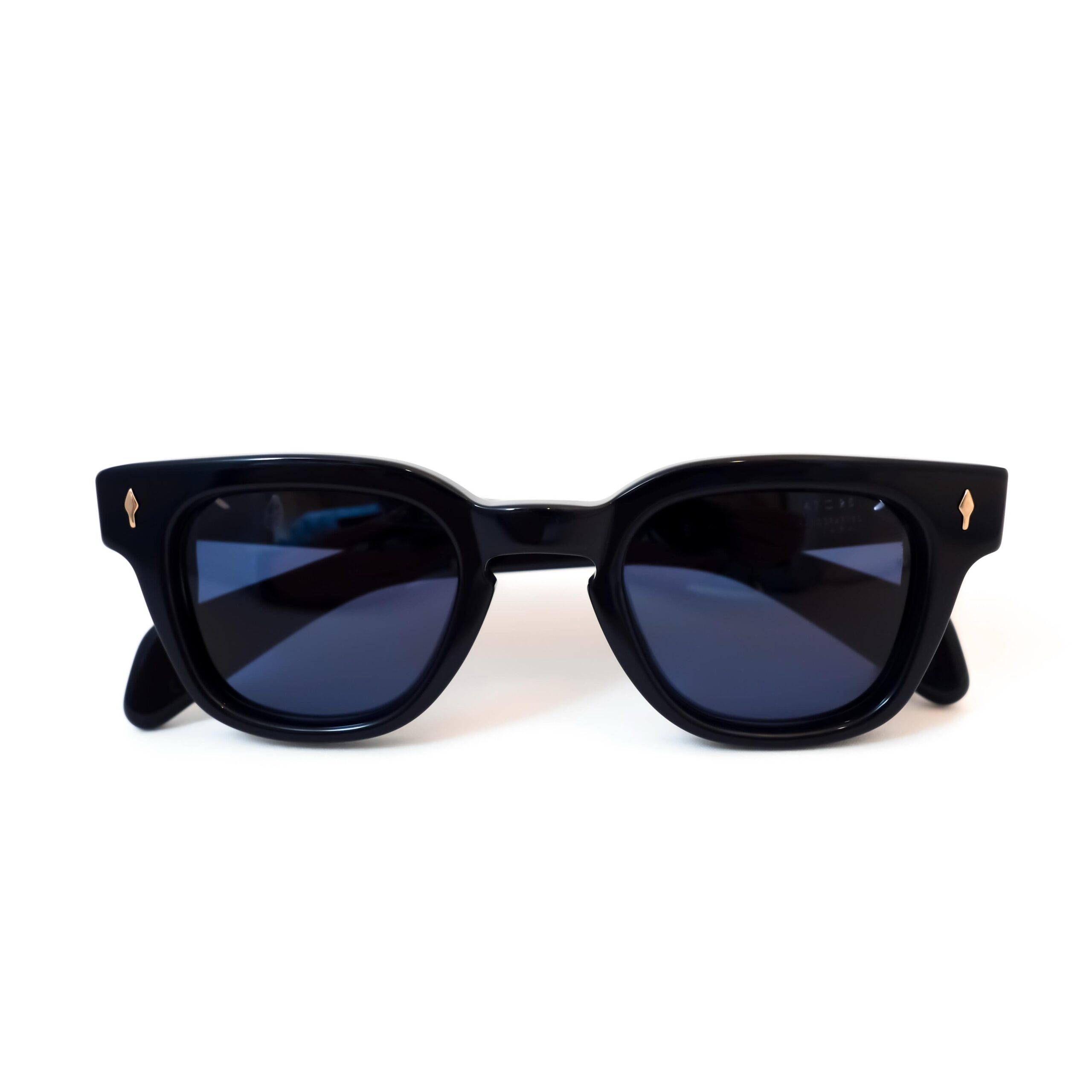 【JACQUE MARIE MAGE - JULIEN 新色入荷】

brand : JACQUES MARIE MAGE
model : JULIEN
color : Lacquer

JACQUES MARIE MAGEの「JULIEN」より、新色「LACQUER」が入荷いたしました。

肉厚なウェリントンシェイプが印象的な本モデル。

ほとんど黒に近い深いネイビーのフレームに、濃いネイビーのレンズを組み合わせた、統一感のあるカラーリングが魅力です。

ライトゴールドの金具がさりげないアクセントを添え、テンプルには異なるカラーを重ね合わせたダブルラミネーション構造を採用。横顔からも、素材の奥行きと繊細なコントラストをお楽しみいただけます。

さらに、テンプル内部にはメタルワイヤーによる装飾が施され、細部に至るまでこだわりが感じられる仕上がりです。

1950年代のパリのジャズカルチャーからインスピレーションを得た「JULIEN」。

シンプルな装いに合わせるだけで、スタイル全体を引き締め、さりげない個性を添えてくれる一本です。

ぜひ店頭にてご覧ください。

shop data 
::: ボズュー麻布 :::
最寄り駅 麻布十番駅
5b出口から徒歩約1分
住所 106-0045
東京都港区麻布十番1-10-12須田ビル 1F
03-6230-9983
azabu@beauxyeux.jp 

A new color, “LACQUER,” has arrived in the JULIEN collection by JACQUES MARIE MAGE.

Featuring a bold, thick-rimmed Wellington silhouette, the JULIEN makes a striking impression with its distinctive design.

The deep navy frame, almost black in appearance, is paired with dark navy lenses, creating a refined, monochromatic look with a beautiful sense of cohesion.

Light gold hardware adds a subtle touch of elegance, while the temples feature a double-lamination construction that layers contrasting colors. This intricate detailing reveals a beautiful depth of material and delicate contrast, even when viewed from the side.

Inside the temples, decorative metal wire detailing adds another layer of sophistication, reflecting the exceptional attention to detail that defines this model.

Inspired by the jazz culture of 1950s Paris, the JULIEN is a timeless piece that brings a sense of character and refinement to any look.

Even when paired with a simple outfit, it adds definition and understated individuality to your overall style.

We invite you to discover the new “LACQUER” color in-store.

Shop Information 
::: Beauxyeux Azabu :::
Nearest Station: Azabu-Juban Station
Approximately 1-minute walk from Exit 5b
Address: 1F Suda Building, 1-10-12 Azabu-Juban, Minato-ku, Tokyo 106-0045
03-6230-9983
azabu@beauxyeux.jp

@beauxyeux_jiyugaoka