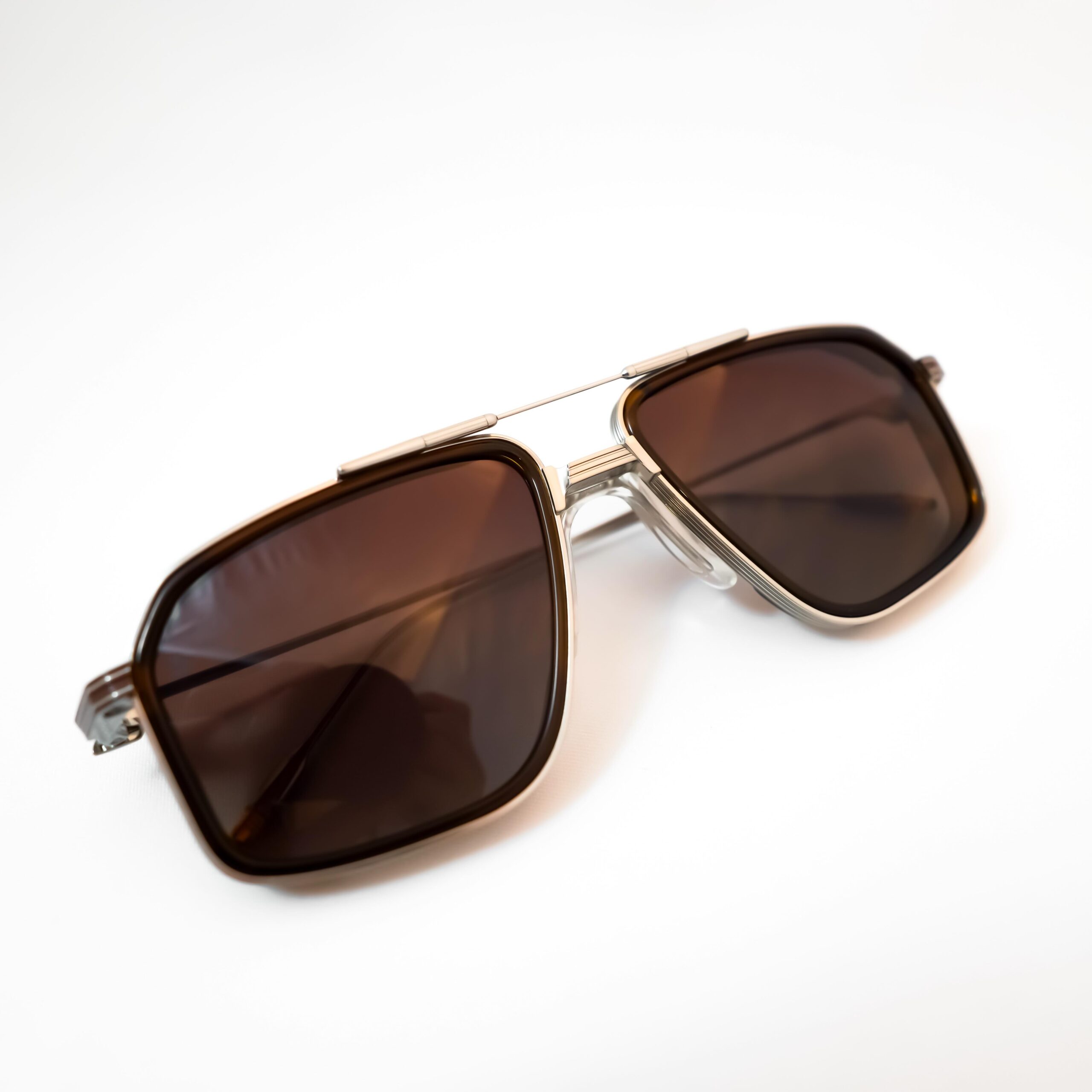 【JACQUES MARIE MAGE - YELLOWSTONE VII, MORAN 入荷】

brand : JACQUES MARIE MAGE
model : MORAN
color : Mammoth

JACQUES MARIE MAGE、アメリカ・イエローストーンの自然環境や野生動物の保護活動を支援する「Yellowstone Forever」とのコラボモデルの第7弾より、【MORAN】が入荷いたしました。

入荷カラーの「Mammoth」は、ブラッシュドシルバーのベータチタンフレームに、ブラウングラデーションの偏光ミネラルガラスレンズを組み合わせた、洗練されたナビゲーターシェイプ。

シャープなラインと落ち着いたメタルの質感が生み出す、無骨さと上品さの絶妙なバランスが魅力です。

テンプルエンドには特徴的なテールフィンデザインを採用し、ラスターゴールドとダークグリーンのエポキシ装飾をプラス。
7枚構造のヒンジや細部の仕上げに至るまで、JMMならではのこだわりが感じられます。

また、レンズ横幅58mmの存在感あるシルエットは、クラシックでありながら現代的な印象。
軽量でしなやかなチタン素材が、デザイン性と掛け心地の両立を支えます。

世界限定300本。

イエローストーンの壮大な自然と、その景観を描いた画家トーマス・モランの名を冠する、ストーリー性も魅力の特別な一本です。

ぜひ店頭にてご覧ください。

shop data 
::: ボズュー麻布 :::
最寄り駅 麻布十番駅
5b出口から徒歩約1分
住所 106-0045
東京都港区麻布十番1-10-12須田ビル 1F
03-6230-9983
azabu@beauxyeux.jp 

JACQUES MARIE MAGE | MORAN

We are pleased to introduce the MORAN, the seventh release in JACQUES MARIE MAGE’s collaboration with Yellowstone Forever, an organization dedicated to protecting Yellowstone’s natural environment and wildlife.

The “Mammoth” colorway features a brushed silver beta-titanium frame paired with brown gradient polarized mineral glass lenses, creating a refined navigator silhouette that balances rugged character with understated elegance.

Signature tailfin details, luster gold and dark green epoxy accents, and a seven-part hinge highlight JMM’s exceptional craftsmanship and attention to detail.

With its bold 58mm lens width and lightweight titanium construction, the MORAN combines a timeless aesthetic with modern sophistication and everyday comfort.

Limited to just 300 pieces worldwide.

Named after Thomas Moran, the artist celebrated for his paintings of Yellowstone’s majestic landscapes, this exclusive piece embodies both exceptional design and a deep connection to the American wilderness.

We invite you to discover it in person at our store.

Shop Information 
::: Beauxyeux Azabu :::
Nearest Station: Azabu-Juban Station
Approximately 1-minute walk from Exit 5b
Address: 1F Suda Building, 1-10-12 Azabu-Juban, Minato-ku, Tokyo 106-0045
03-6230-9983
azabu@beauxyeux.jp

@beauxyeux_jiyugaoka