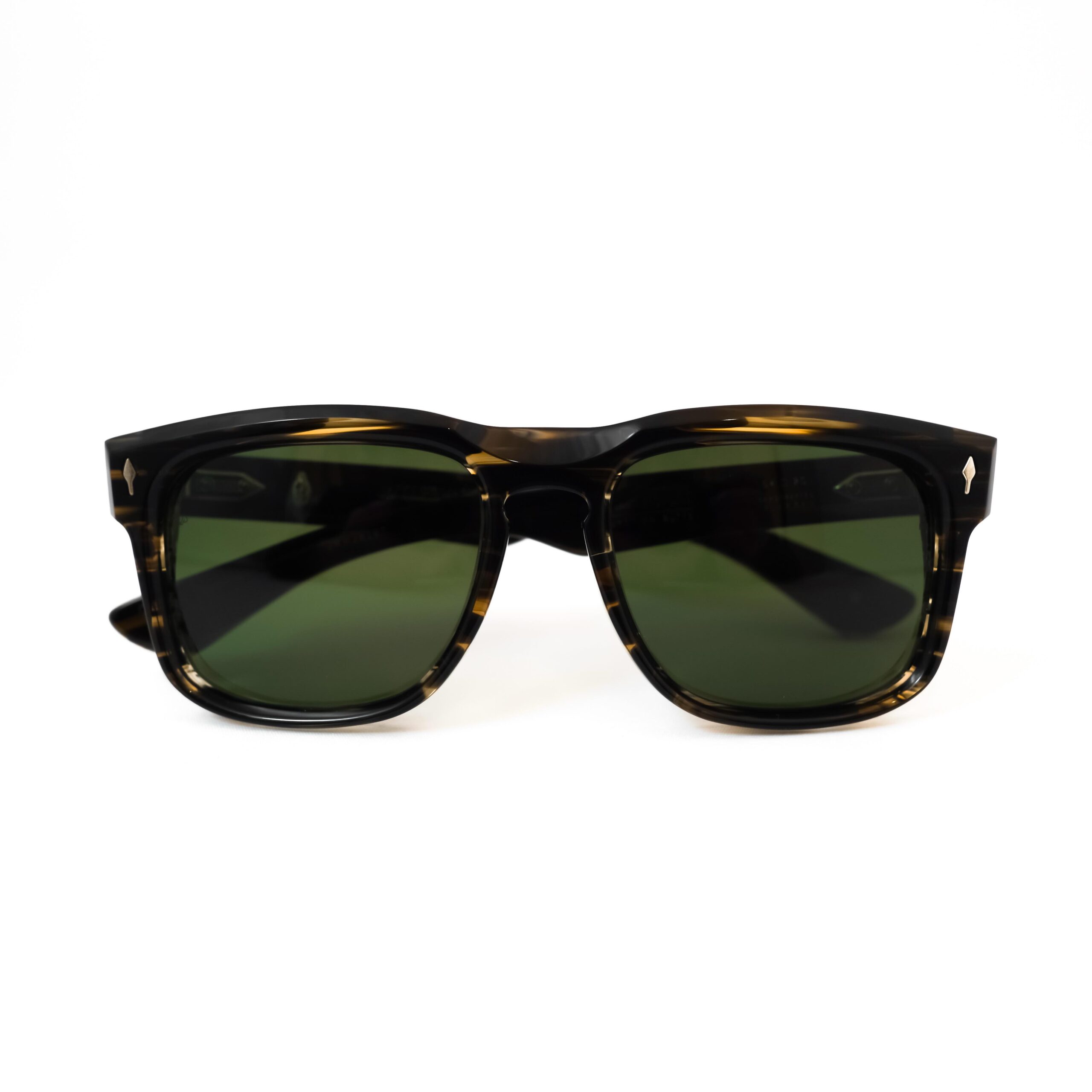 【JACQUES MARIE MAGE - YELLOWSTONE Ⅶ - JUNCTION BUTTE 入荷】

brand : JACQUES MARIE MAGE
model : JUNCTION BUTTE
color : LODGEPOLE

JACQUES MARIE MAGEが手掛ける「YELLOWSTONE VII」より、【JUNCTION BUTTE】が入荷いたしました。

イエローストーン国立公園のオオカミの群れに由来するモデル名を持ち、アメリカン・ウエストの荒々しい自然や力強さを感じさせるデザインが特徴です。

フレームには、深みのあるトープトータスカラーのプラントベース・アセテートを採用。
厚みのある10mmのフロントが生み出す立体的な造形と、エッジの効いたスクエアシルエットが魅力です。

レンズには、フォレストグリーンの偏光ミネラルガラスレンズを組み合わせ、落ち着いた色調の中に機能性と上質さを両立。

さらに、フロントに配されたシルバーのヘッドピン、繊細なヘアライン刻印を施したスネークテールワイヤーコア、テンプルエンドにあしらわれたハウリングウルフとYSのメダリオンなど、JMMならではのディテールが随所に光ります。

日本の職人によるハンドメイド、細部まで作り込まれた金属パーツ、そして限定300本という希少性も、このモデルの大きな魅力。

単に存在感を主張するだけではなく、素材の質感や細部の意匠によって魅せる一本です。

無骨なアメリカンヴィンテージの空気感と、現代的なラグジュアリーが融合したモデル。

ぜひ店頭にてご覧ください。

shop data 
::: ボズュー麻布 :::
最寄り駅 麻布十番駅
5b出口から徒歩約1分
住所 106-0045
東京都港区麻布十番1-10-12須田ビル 1F
03-6230-9983
azabu@beauxyeux.jp 

The JUNCTION BUTTE from JACQUES MARIE MAGE’s YELLOWSTONE VII collection has arrived.

Named after a Yellowstone wolf pack, this model embodies the rugged beauty and untamed spirit of the American West.

Crafted from plant-based acetate in Taupe Tortoise, its bold 10mm front and sharply defined square silhouette create a striking presence. Forest Green polarized mineral glass lenses add both refinement and functionality.

Signature details include silver head pins, engraved snake-tail wire cores, and Howling Wolf and YS medallions at the temple tips.

Handcrafted by Japanese artisans, each detail reflects exceptional craftsmanship. Limited to just 300 pieces worldwide.

Blending rugged American vintage character with contemporary luxury, the JUNCTION BUTTE is a statement of distinctive design and rich materials.

Discover it in-store.

Shop Information 
::: Beauxyeux Azabu :::
Nearest Station: Azabu-Juban Station
Approximately 1-minute walk from Exit 5b
Address: 1F Suda Building, 1-10-12 Azabu-Juban, Minato-ku, Tokyo 106-0045
03-6230-9983
azabu@beauxyeux.jp



@beauxyeux_jiyugaoka